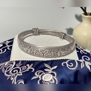 Vintage Heavy Fine Silver Etched Floral Bangle Hallmark 足銀 (Zúyín) 38.65g